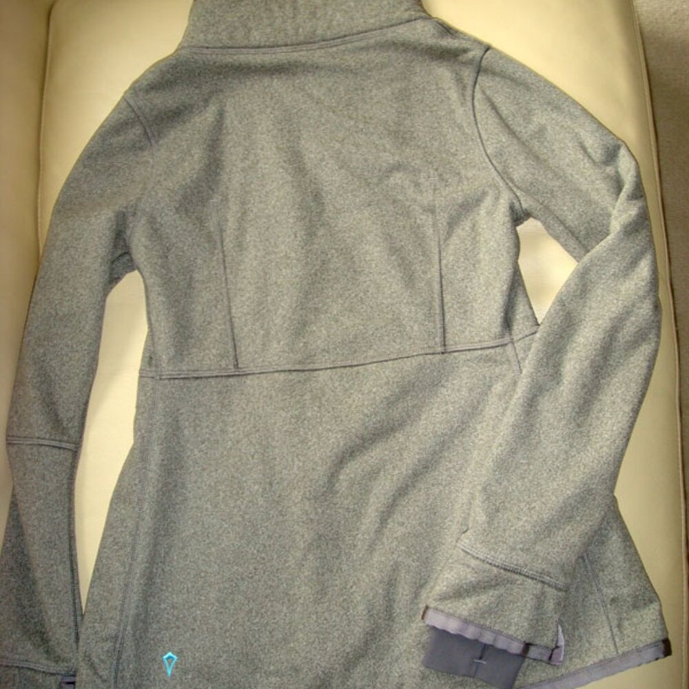 Ivivva Girl by Lululemon 🍋 Big Business Wrap Grey Sherpa thumbholes size 8 - Picture 5 of 5